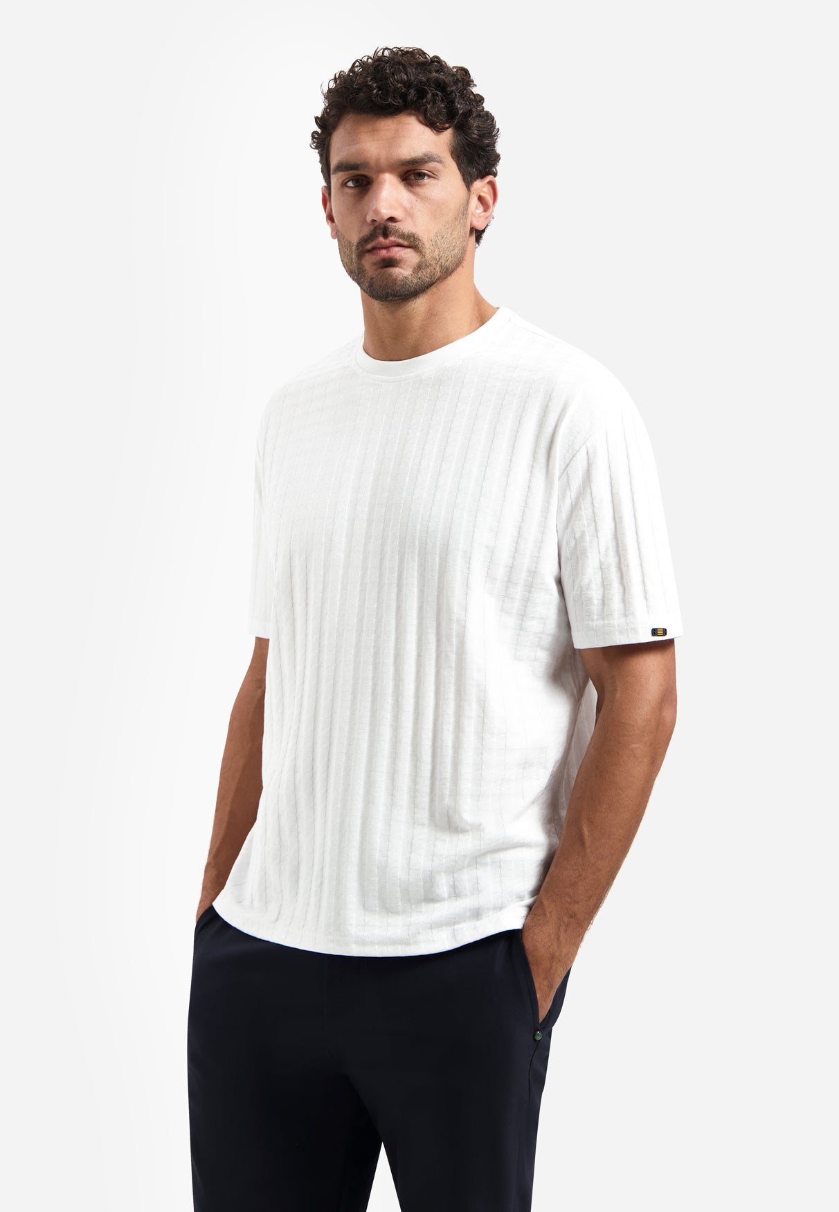 Einfarbiges T-Shirt mit Reliefstruktur | White