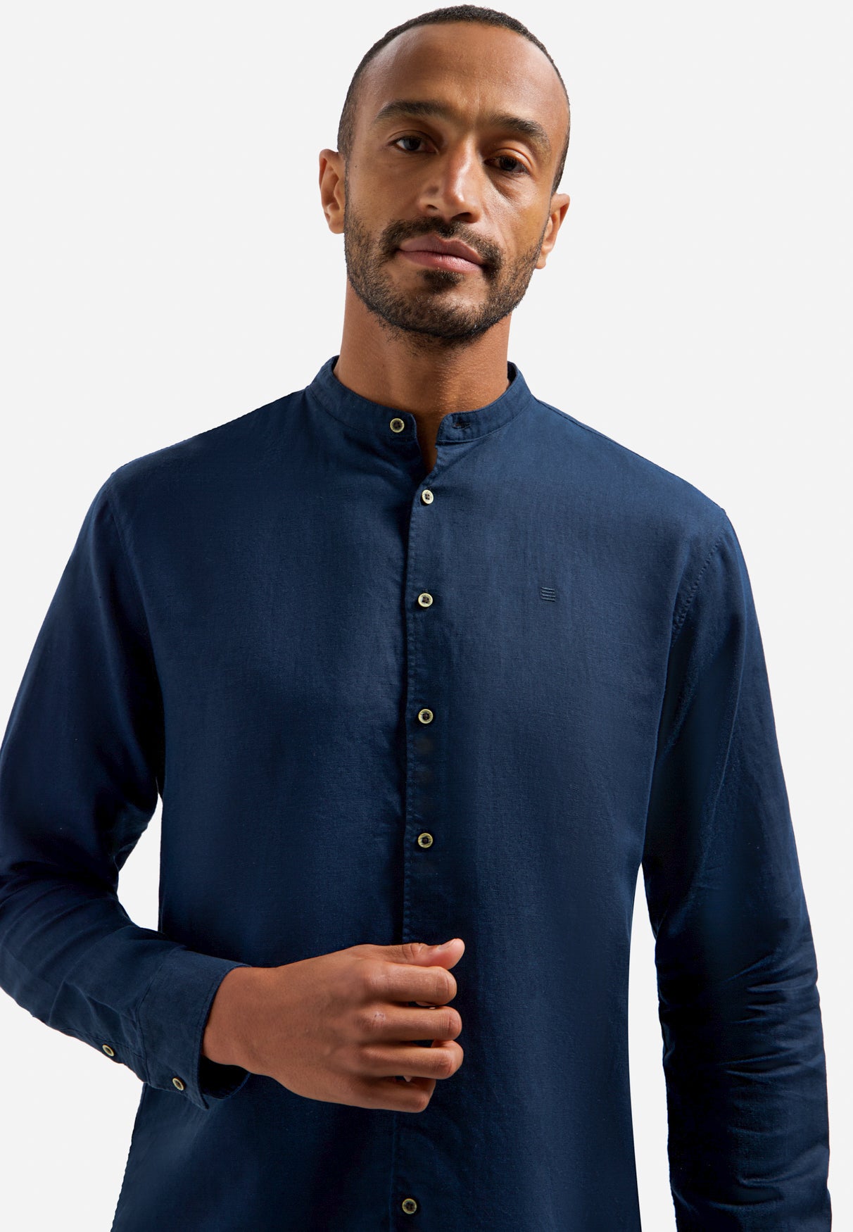 Linen-blend shirt with a stand-up collar. | Night