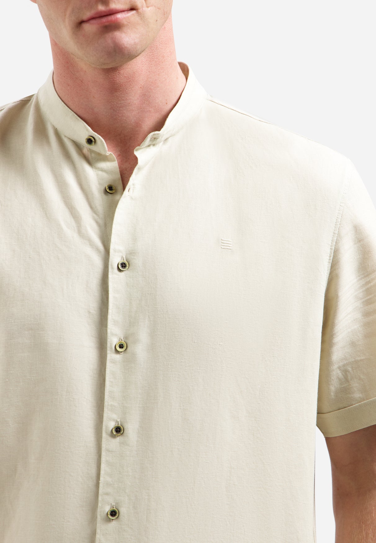 Hemd aus Leinenmischung mit kurzen Ärmeln und Stehkragen | Desert